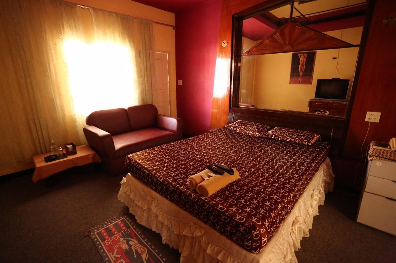 Diane Hotel 펫차부리 외부 사진